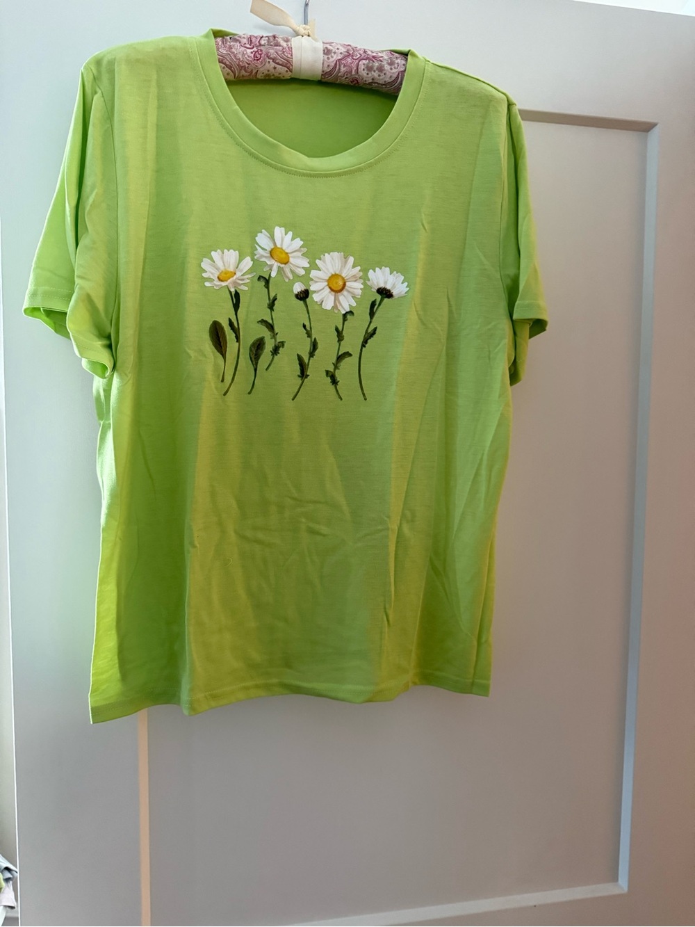 Women's Light Green Daisy Graphic Tee